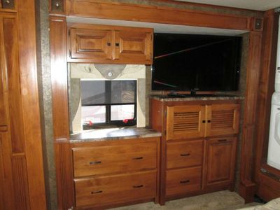 2014 Tiffin Motorhomes Allegro RED — photo 23 view