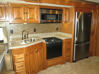2014 Tiffin Motorhomes Allegro RED — photo 20 view