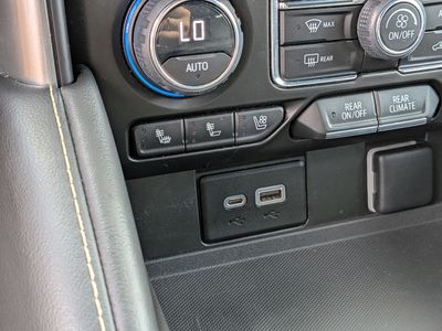 2023 Chevrolet Suburban - Photo 39