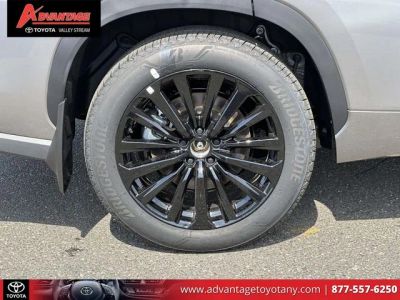 2026 Toyota Highlander — photo 8 view