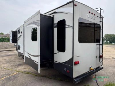 2016 Keystone RV Montana High Country — photo 8 view