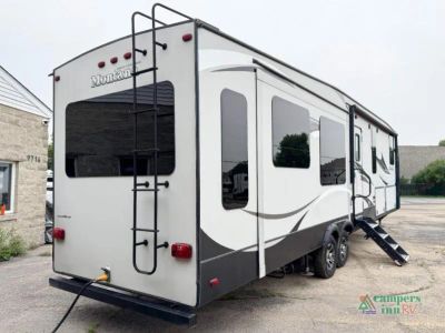 2016 Keystone RV Montana High Country — photo 10 view