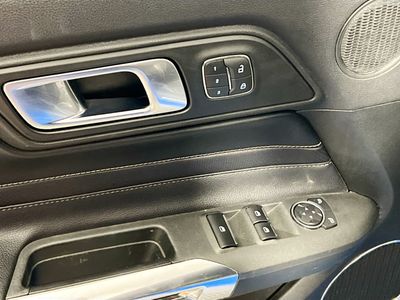 2020 Ford Mustang - Photo 14