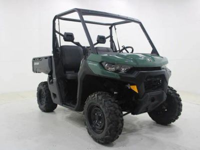 2026 Can-Am® Defender HD7 — front three-quarter view