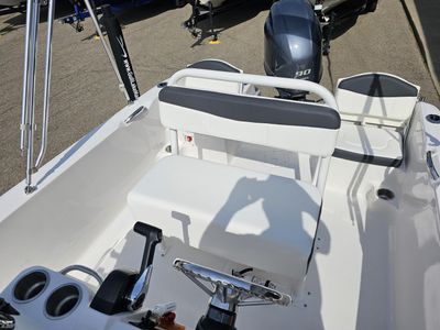 2025 Robalo R160 - Photo 12
