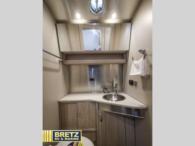 2020 Airstream Flying Cloud — photo 15 view
