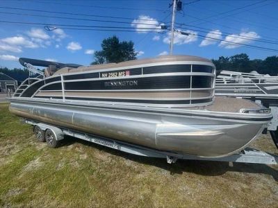 2020 Bennington 25 RSB — front three-quarter view