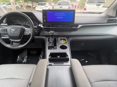 2025 Toyota Sienna - Photo 13