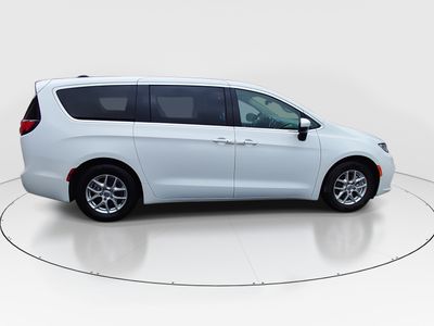 2023 Chrysler Pacifica — photo 8 view