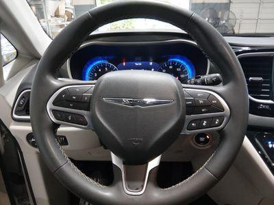2023 Chrysler Pacifica — photo 12 view