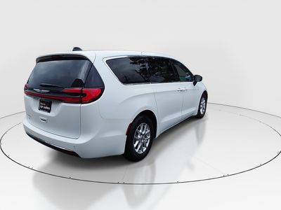 2023 Chrysler Pacifica — photo 7 view