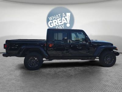 2026 Jeep Gladiator — side profile view