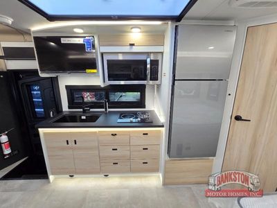 2026 Qwest 25L - Photo 15