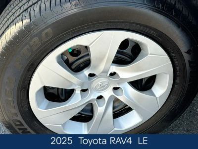 2025 Toyota RAV4 - Photo 13