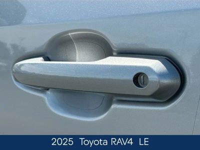 2025 Toyota RAV4 - Photo 14