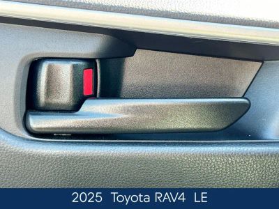 2025 Toyota RAV4 - Photo 18