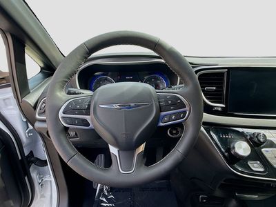 2025 Chrysler Pacifica - Photo 10