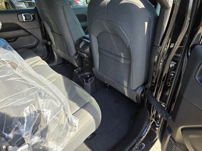 2025 Jeep Wrangler - Photo 29
