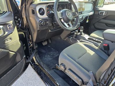 2025 Jeep Wrangler - Photo 14