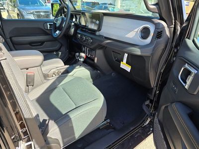 2025 Jeep Wrangler - Photo 28