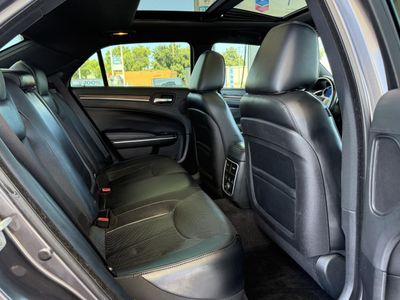 2014 Chrysler 300 — photo 17 view