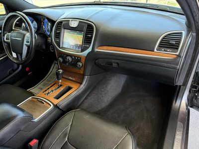2014 Chrysler 300 — photo 15 view