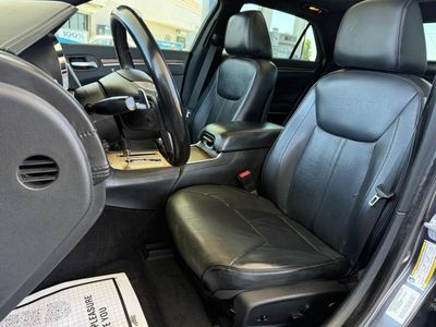 2014 Chrysler 300 — photo 12 view