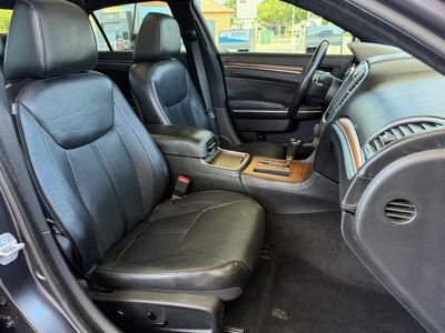 2014 Chrysler 300 — photo 16 view