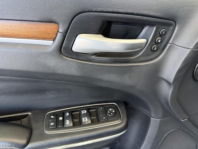 2014 Chrysler 300 — photo 24 view