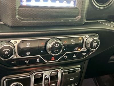 2022 Jeep Wrangler - Photo 23