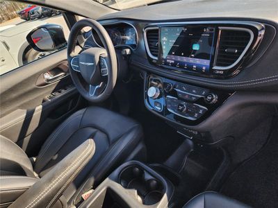 2026 Pre-Owned 2025 Chrysler Pacifica — photo 9 view