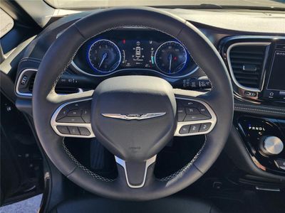 2026 Pre-Owned 2025 Chrysler Pacifica — photo 11 view