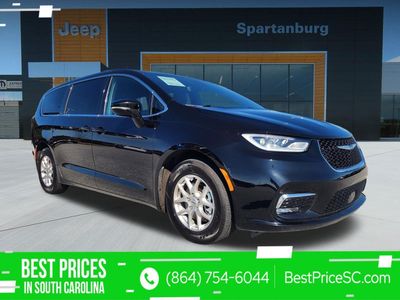 2026 Pre-Owned 2025 Chrysler Pacifica — front three-quarter view