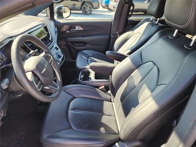 2026 Pre-Owned 2025 Chrysler Pacifica — photo 12 view