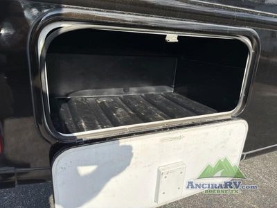 2017 Thor Motor Coach Chateau Super C - Photo 31
