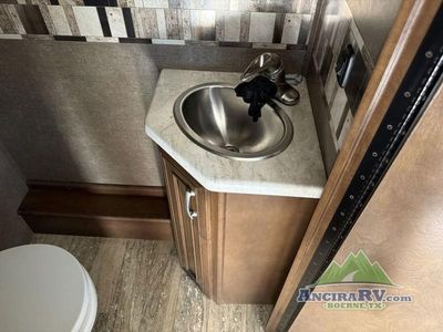 2017 Thor Motor Coach Chateau Super C - Photo 25