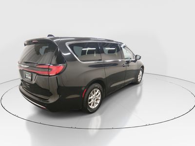 2023 Chrysler Pacifica — photo 7 view