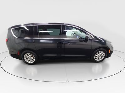 2023 Chrysler Pacifica — photo 8 view
