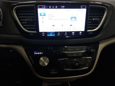 2023 Chrysler Pacifica — photo 13 view
