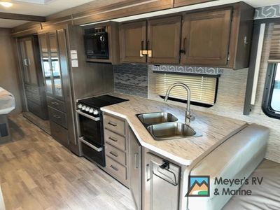 2021 Thor Motor Coach Freedom Traveler — photo 17 view