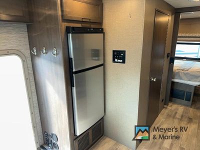2021 Thor Motor Coach Freedom Traveler — photo 18 view