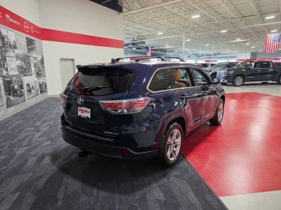 2015 Toyota Highlander — rear three-quarter view