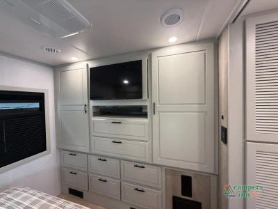 2026 Dynamax DynaQuest XL — photo 29 view