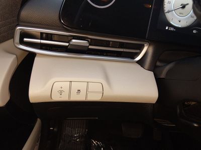 2024 Hyundai Elantra — photo 13 view