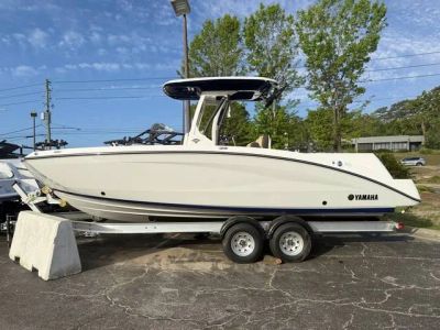2026 Yamaha Boats 252 FSH Sport — front three-quarter view