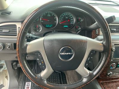 2011 GMC Yukon XL — photo 13 view