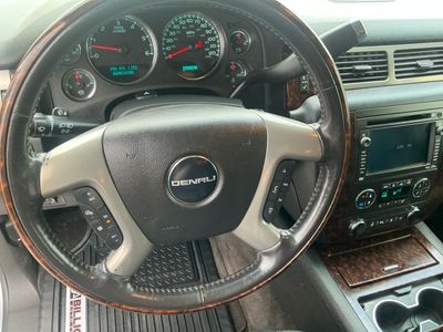 2011 GMC Yukon XL — photo 14 view