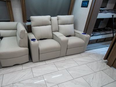 2026 Fleetwood Discovery LXE - Photo 11