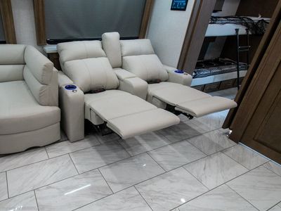 2026 Fleetwood Discovery LXE - Photo 12