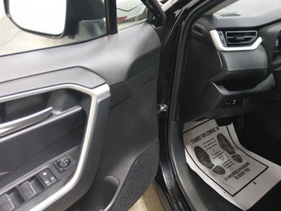 2025 Toyota RAV4 - Photo 13